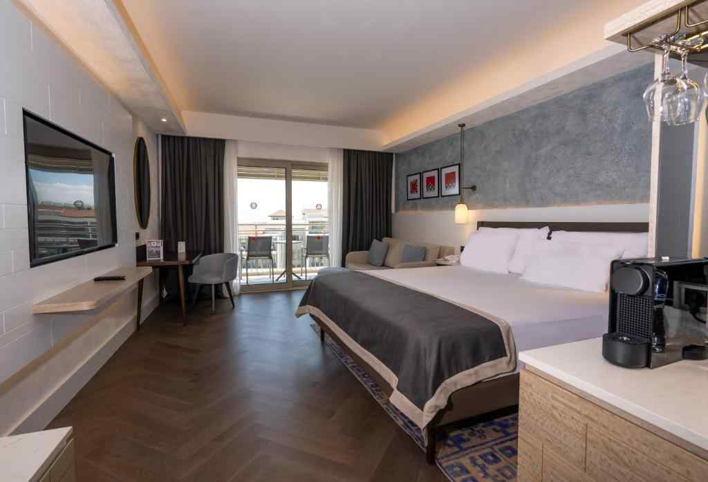 Deluxe Room Side Sea View & Pool View