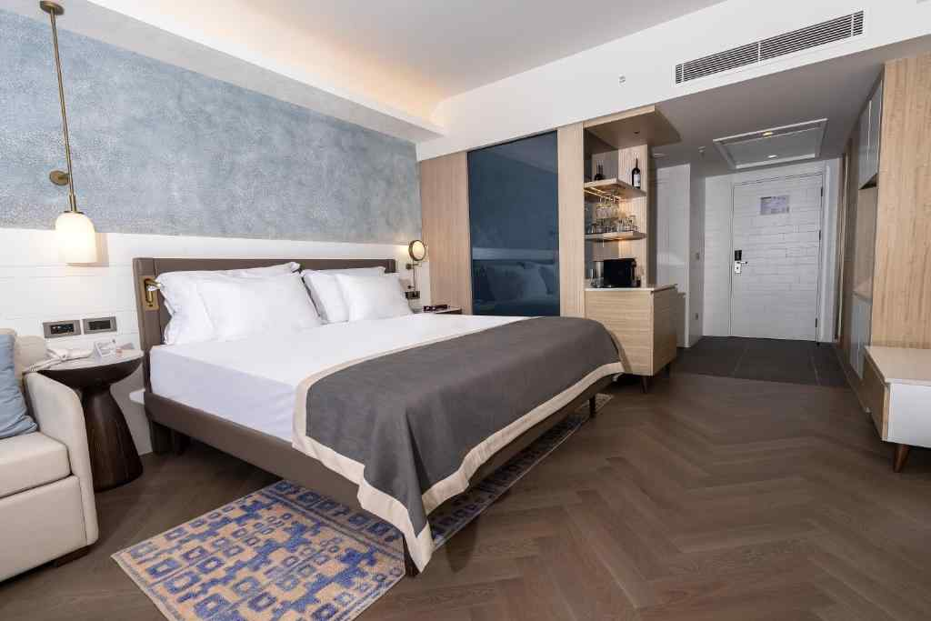 Deluxe Room Side Sea View & Pool View