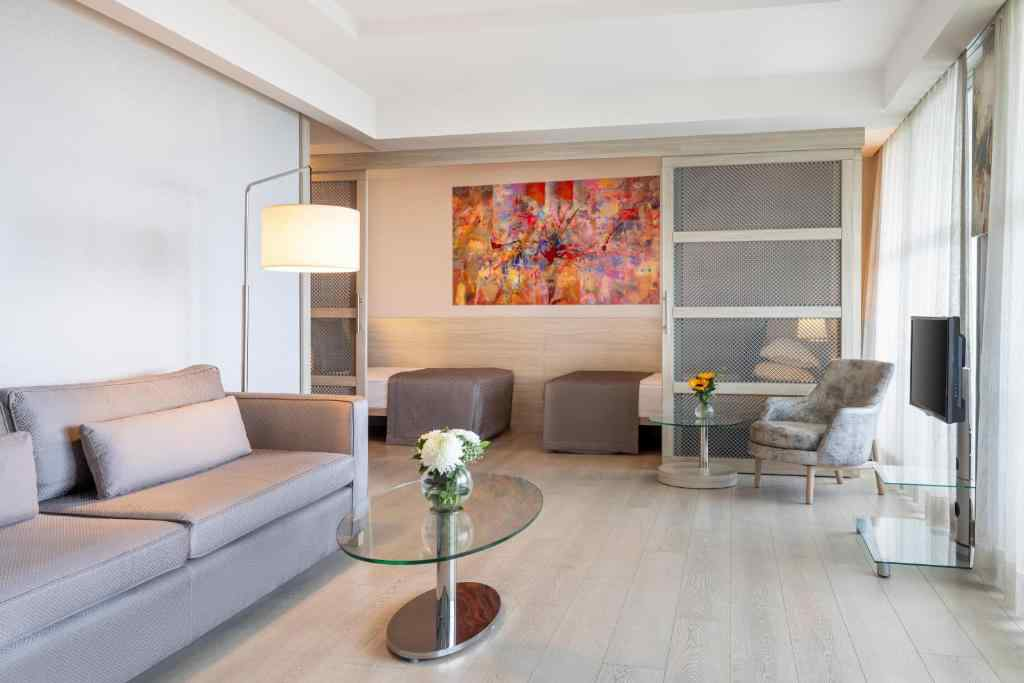 Deluxe Family Suite with Sea View And Balcony