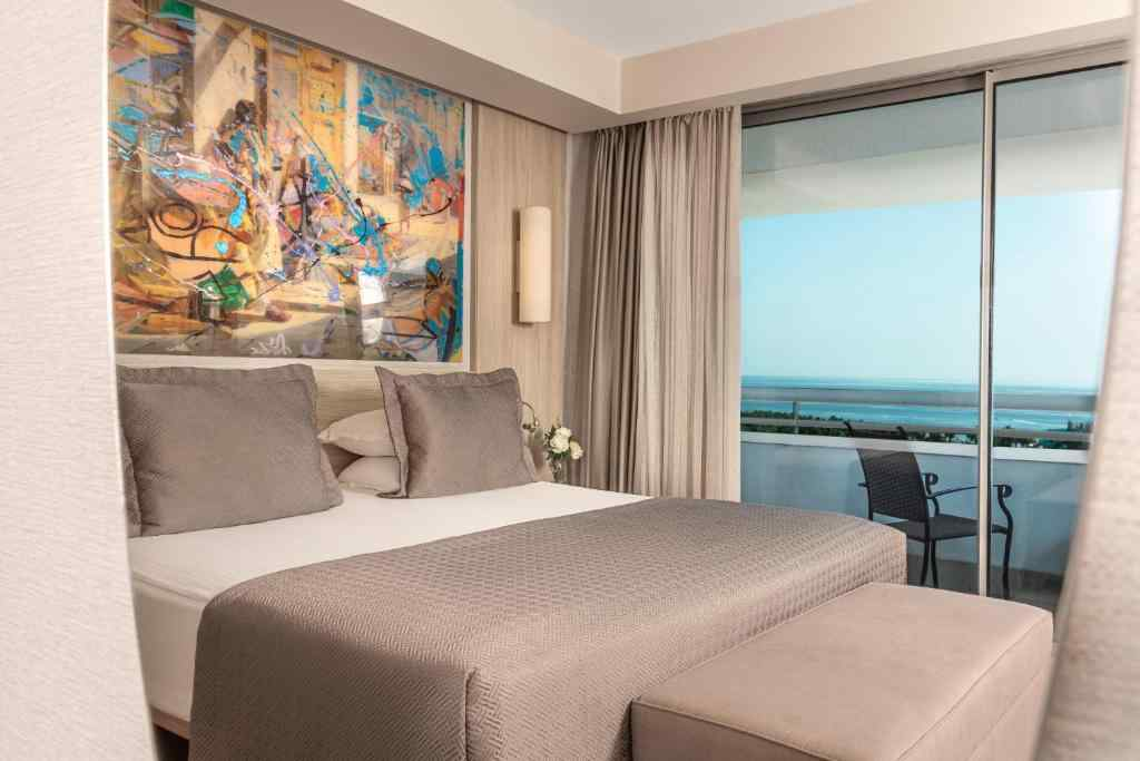 Deluxe Family Suite with Sea View And Balcony