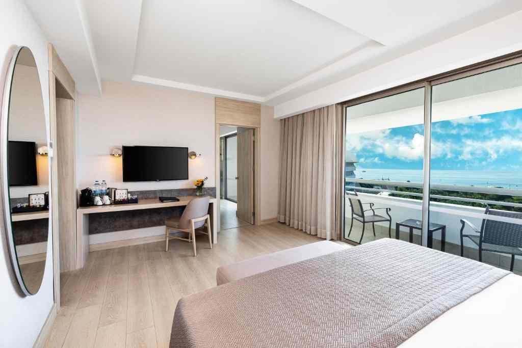 Deluxe Family Suite with Sea View And Balcony