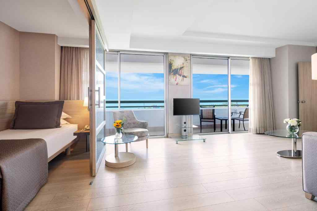 Deluxe Family Suite with Sea View And Balcony