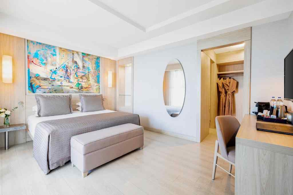 Deluxe Family Suite with Sea View And Balcony