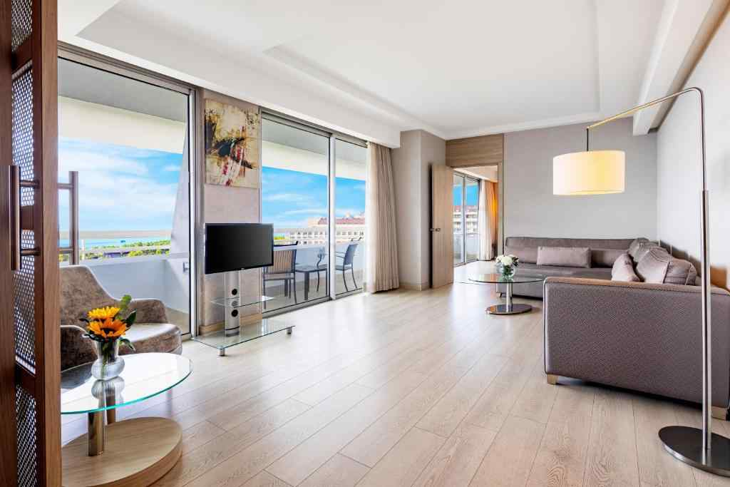 Deluxe Family Suite with Sea View And Balcony