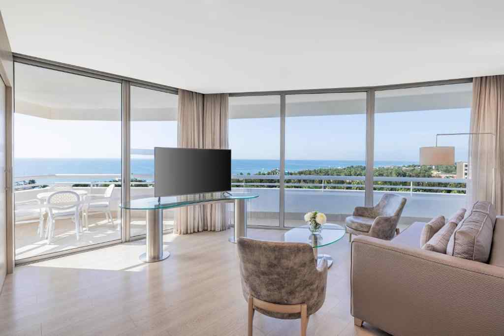 Deluxe Grand Suite with Sea View and Balcony