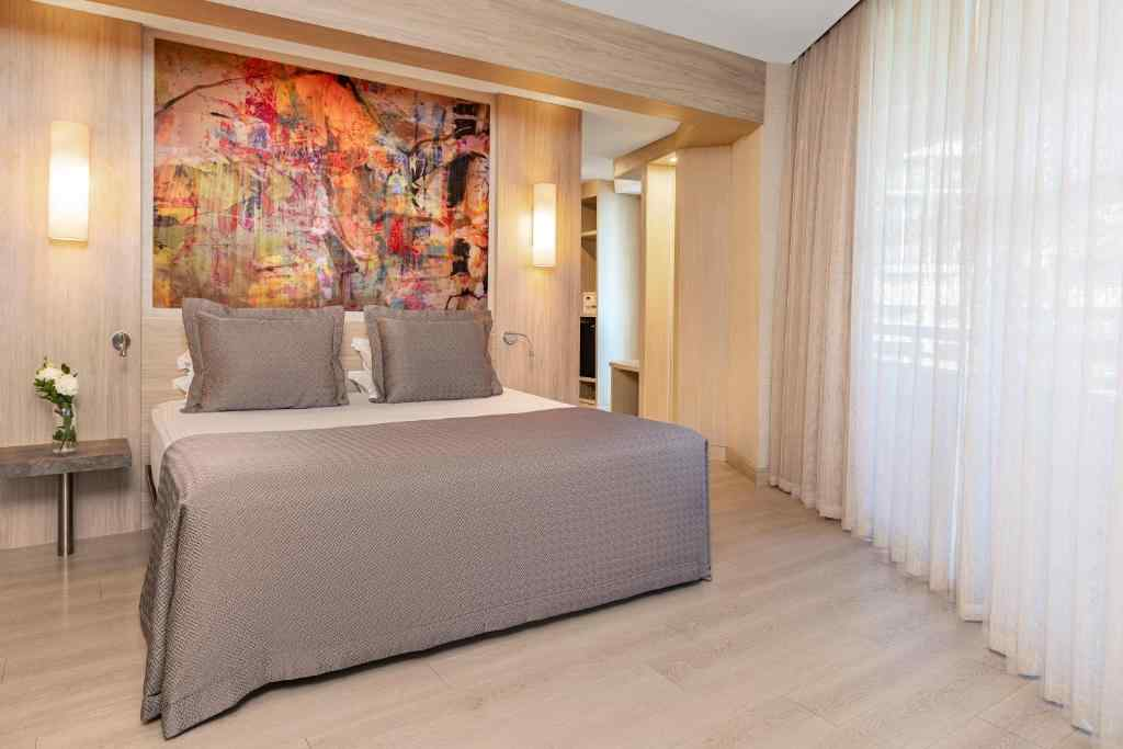 Deluxe Grand Suite with Sea View and Balcony