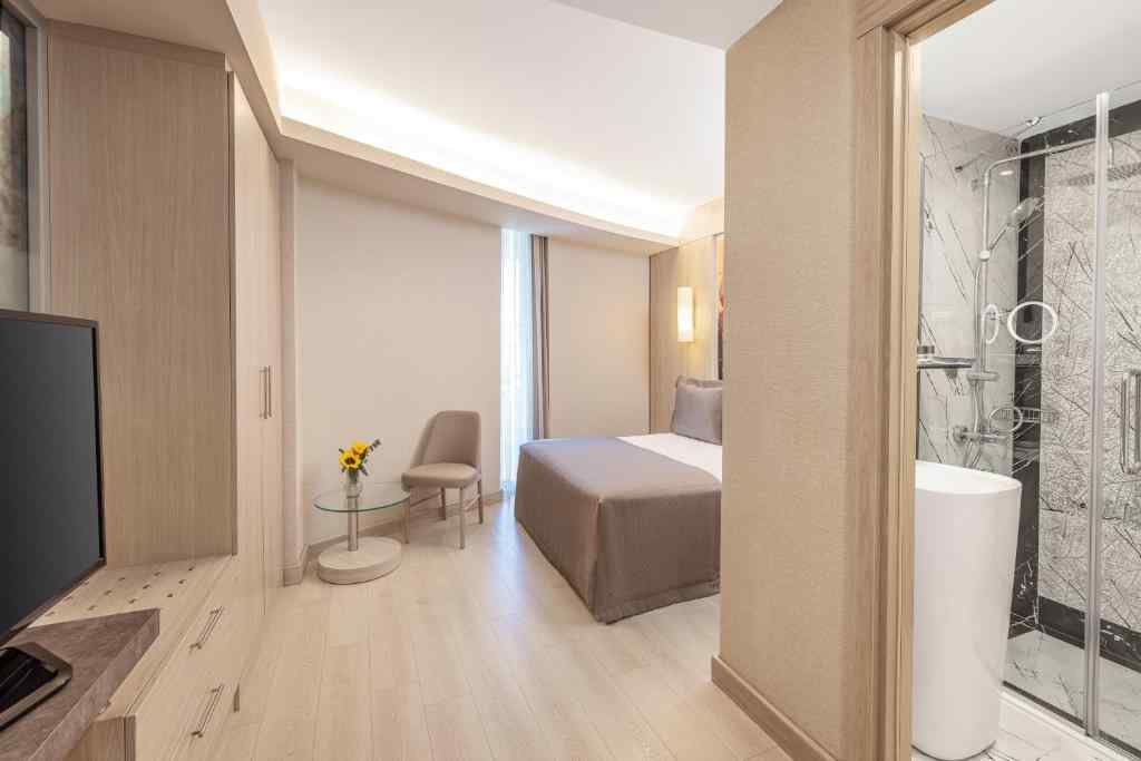 Deluxe Grand Suite with Sea View and Balcony