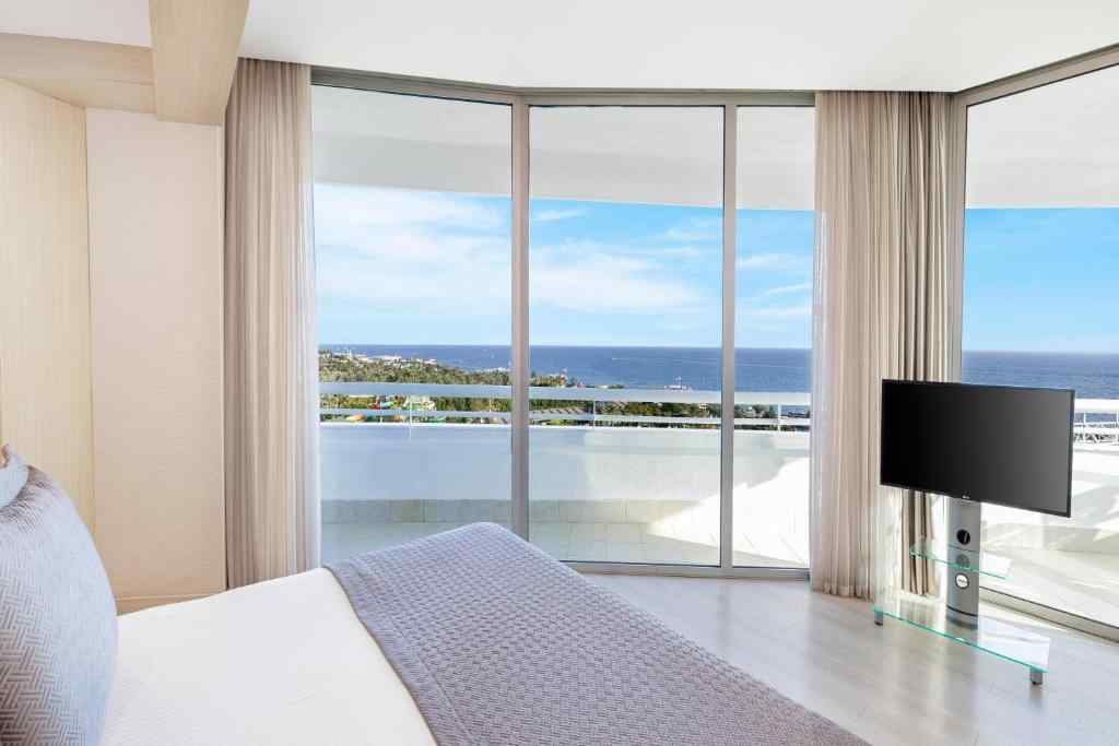 Deluxe Grand Suite with Sea View and Balcony