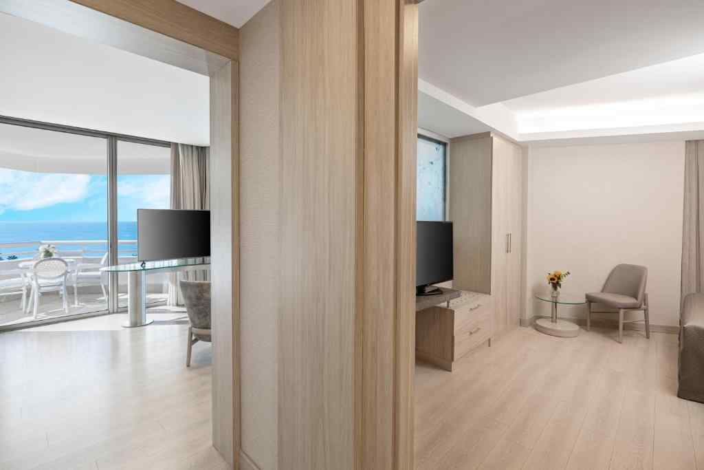 Deluxe Grand Suite with Sea View and Balcony