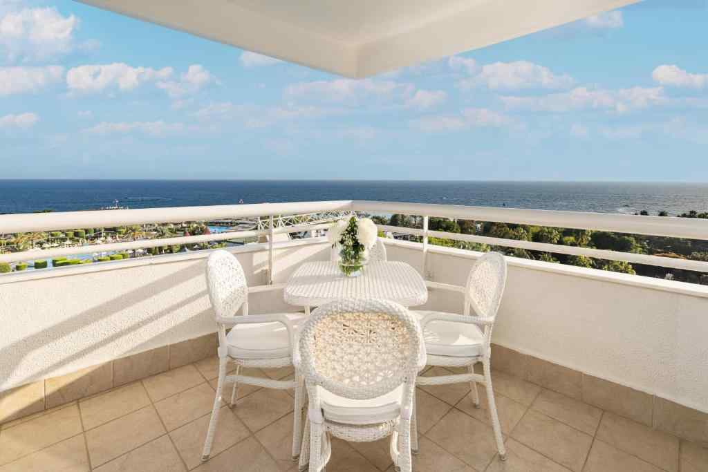 Deluxe Royal Suite with Sea View and Balcony