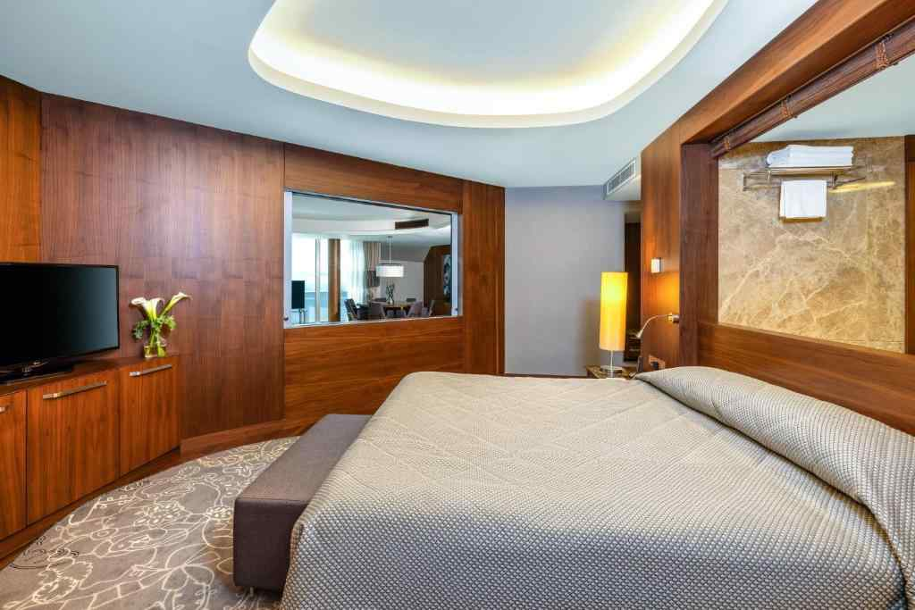 Deluxe Royal Suite with Sea View and Balcony