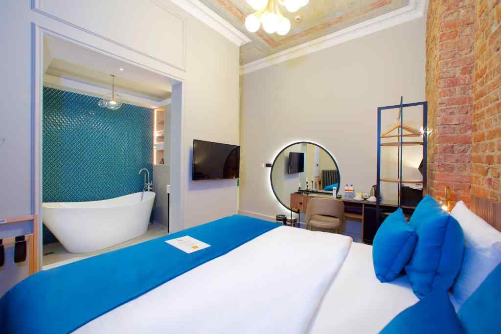 Luxury Room with Bathtub