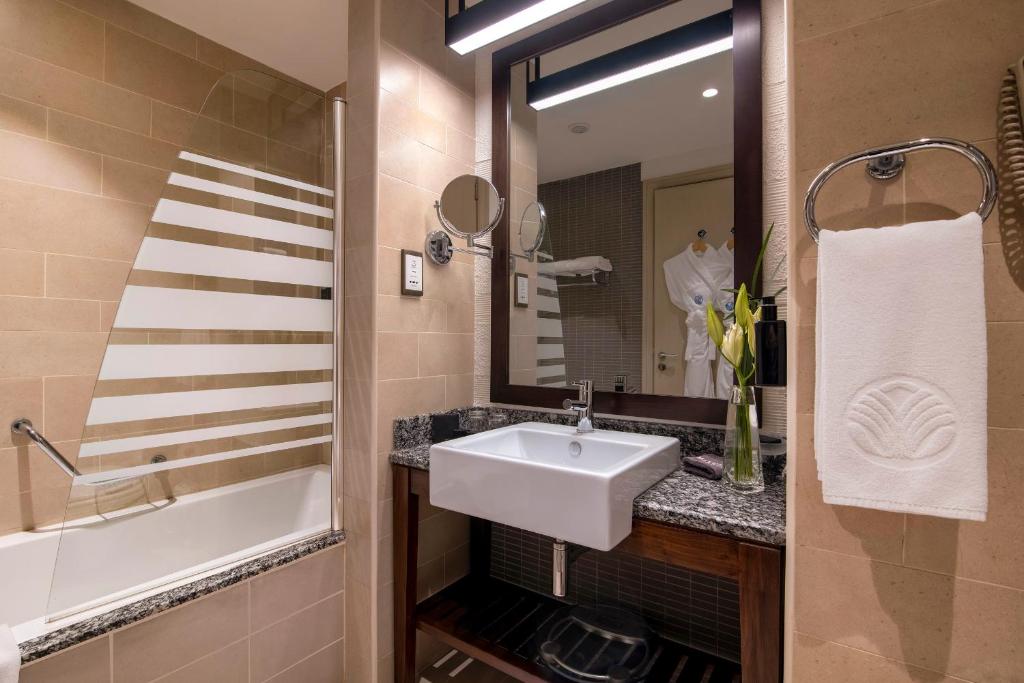 Sea Front One Bedroom Suite with Balcony and Lounge Access