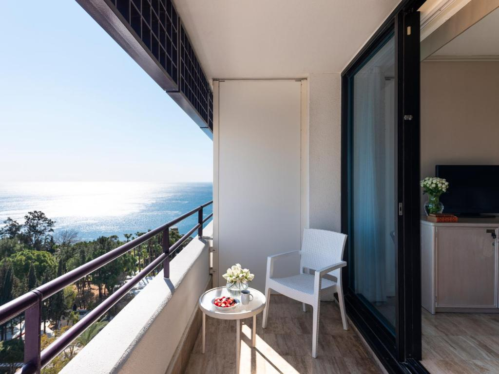 Standard Twin room with sea side view