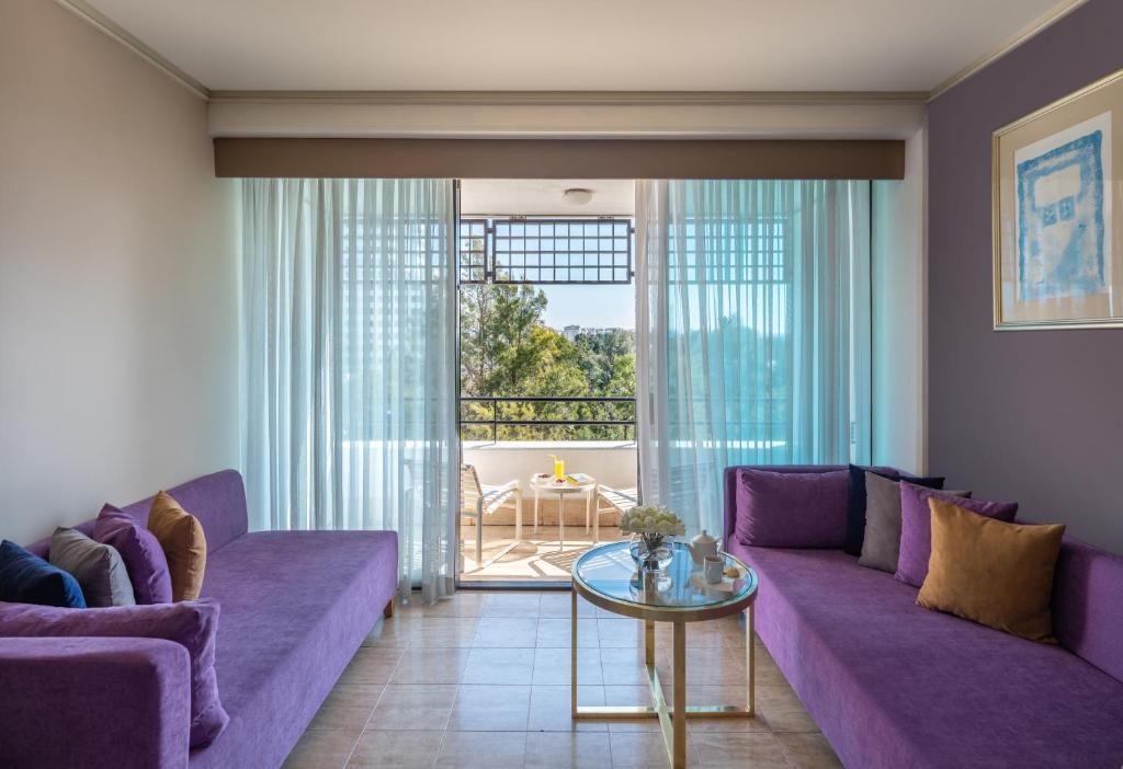 Comfort twin room with two sofa beds and city view