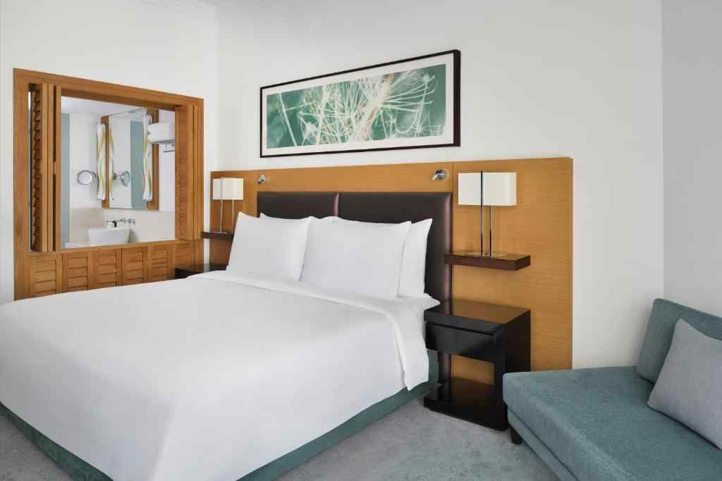 Executive King with Balcony, Lounge Access, Breakfast, Refreshments & Evening drinks and Canapés