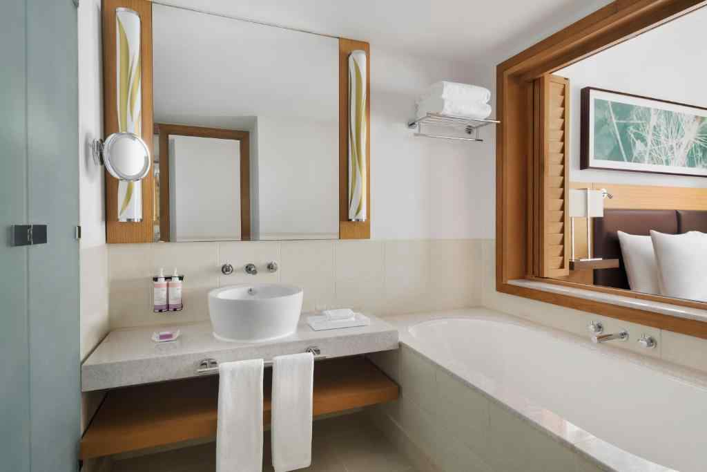 Executive King Partial Sea View with Balcony, Lounge Access, Breakfast, Refreshments & Evening drink